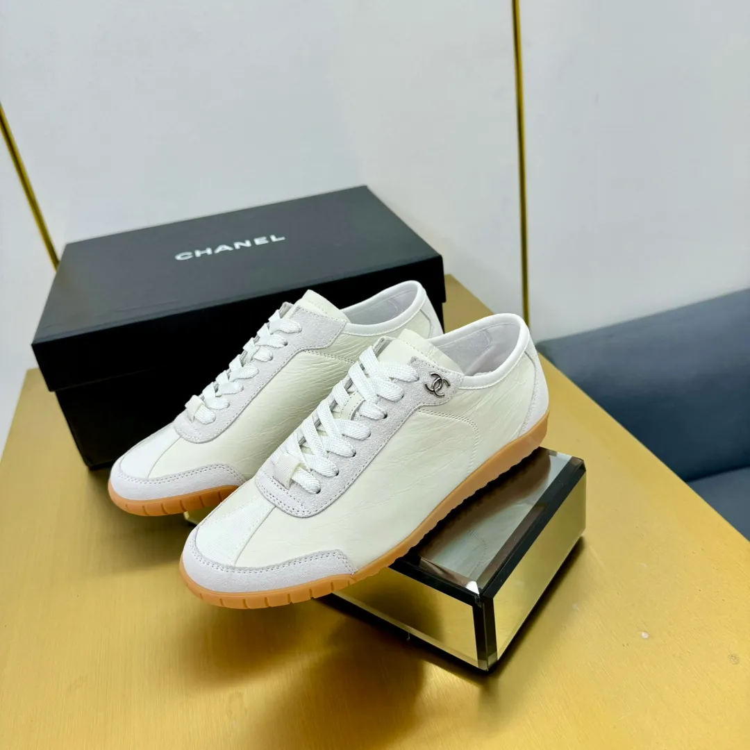 👟👟Ex-factory price 540👟👟 Top version, no objection will be accepted! ! ! Chanel Chanel - 2024 counter top casual panda shoes sneakers. This classic design; the upper is electro-embroidered with a variety of craftsmanship; the outsole is fashionable and sporty; the extraordinary inclusion of a variety of color matching elements... The diversified mix and match is very beautiful and versatile, casual, fashionable, sports and outdoor can be taken into account... ꫛꫀꪝ Go➫ Material: ❶Upper made of: original imported mercerized velvet + double-layer breathable mesh ❷Inner use: Original imported breathable mesh ❸ Outsole based on: Original TPU combination outsole Special counter boutique packaging complete set for women 35–41